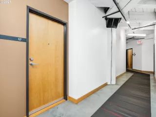 Photo #5: 21020173 Listing