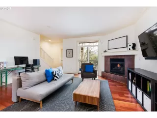 Photo #5: 21022058 Listing