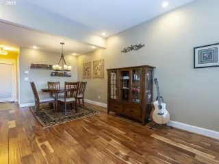 Photo #5: 21034151 Listing