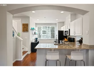Photo #5: 21035084 Listing