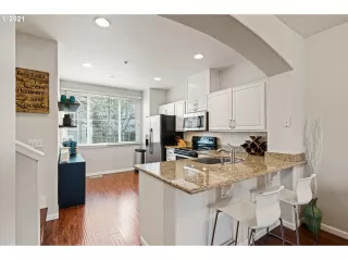 Photo #6: 21035084 Listing