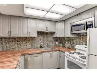 Photo #6: 21037150 Listing