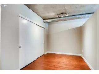 Photo #6: 21038592 Listing