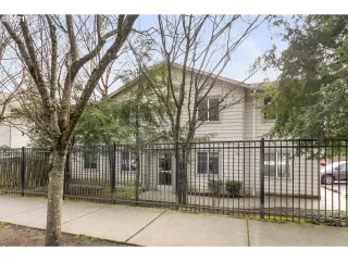 More Details about MLS # 21040383 : 12018 SE BUSH ST B