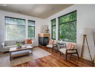 Photo #5: 21040773 Listing