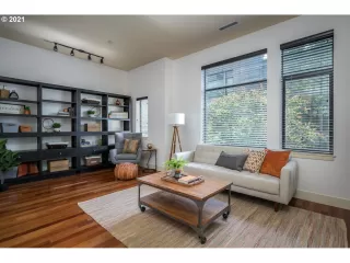 Photo #6: 21040773 Listing