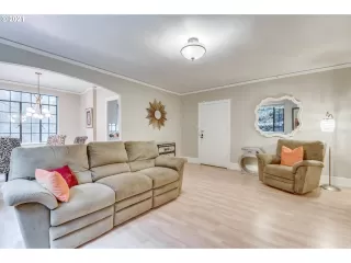 Photo #4: 21041379 Listing