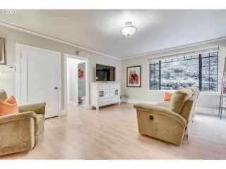 Photo #5: 21041379 Listing