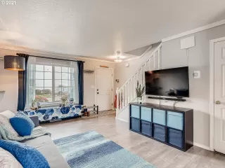 Photo #5: 21044628 Listing