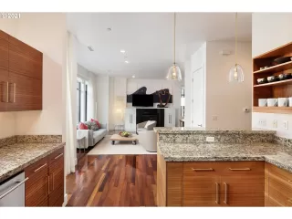 Photo #4: 21044697 Listing