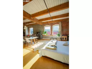 Photo #5: 21046940 Listing