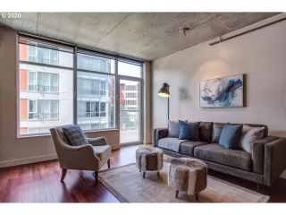 Photo #5: 21048593 Listing