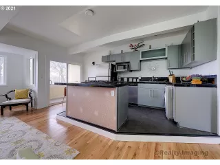 Photo #5: 21048944 Listing