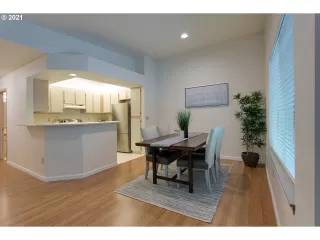 Photo #6: 21050445 Listing