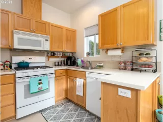 Photo #5: 21050885 Listing