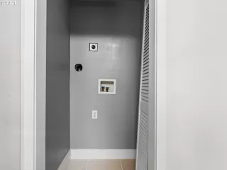 Photo #6: 21052647 Listing