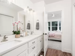 Photo #6: 21056930 Listing