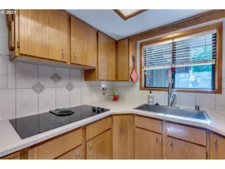 Photo #5: 21058663 Listing