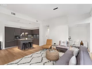 Photo #5: 21059338 Listing