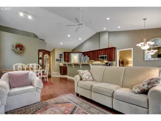 Photo #4: 21059578 Listing