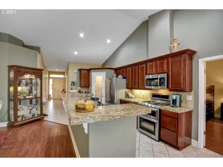 Photo #5: 21059578 Listing