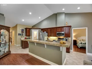 Photo #6: 21059578 Listing