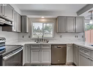 Photo #5: 21061472 Listing