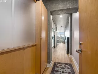 Photo #6: 21062108 Listing