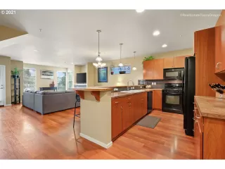 Photo #5: 21065496 Listing