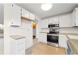 Photo #5: 21074449 Listing