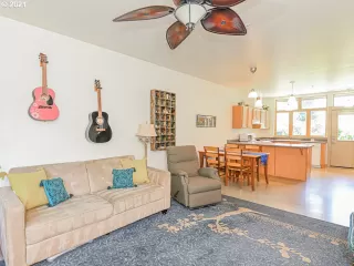 Photo #4: 21076989 Listing