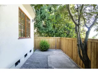 Photo #6: 21083418 Listing