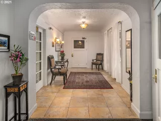 Photo #6: 21088008 Listing