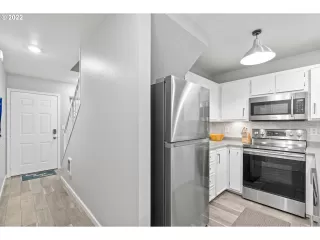 Photo #5: 21090242 Listing