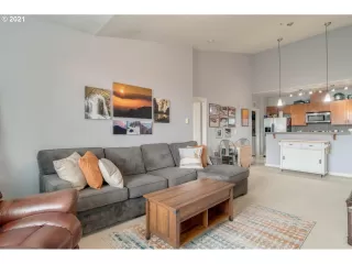 Photo #5: 21090544 Listing