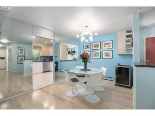 Photo #5: 21091420 Listing