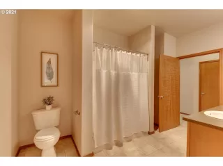 Photo #4: 21097290 Listing