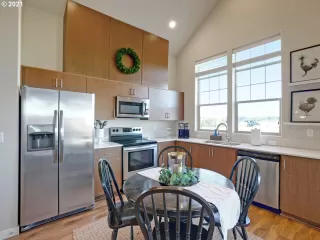 Photo #5: 21098312 Listing