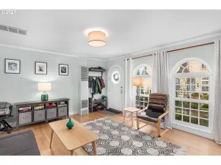 Photo #5: 21100178 Listing