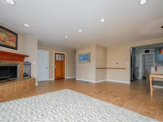 Photo #6: 21100364 Listing