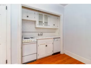 Photo #6: 21104230 Listing