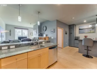 Photo #4: 21104699 Listing