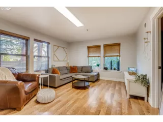 Photo #4: 21104785 Listing