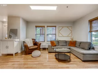 Photo #5: 21104785 Listing