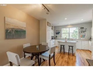 Photo #5: 21105623 Listing