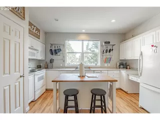 Photo #6: 21105623 Listing