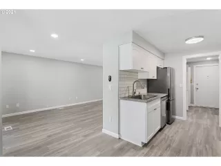 Photo #6: 21107294 Listing