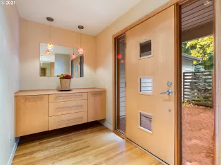 Photo #5: 21110100 Listing