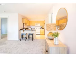 Photo #4: 21112776 Listing