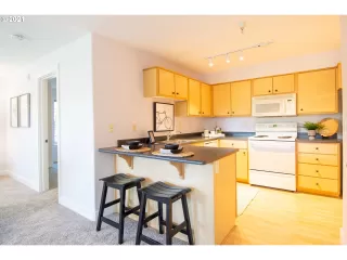 Photo #5: 21112776 Listing